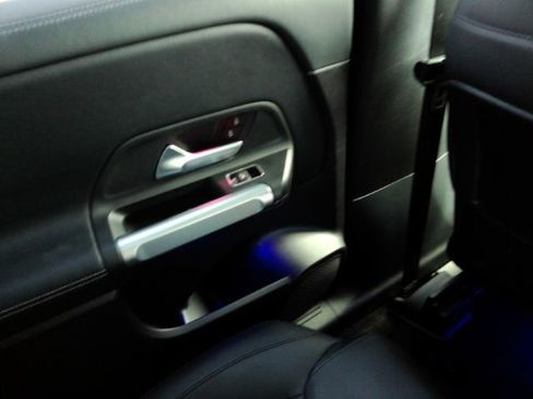 Used 2020 Mercedes-Benz GLB 250 w/ Premium Package image 32