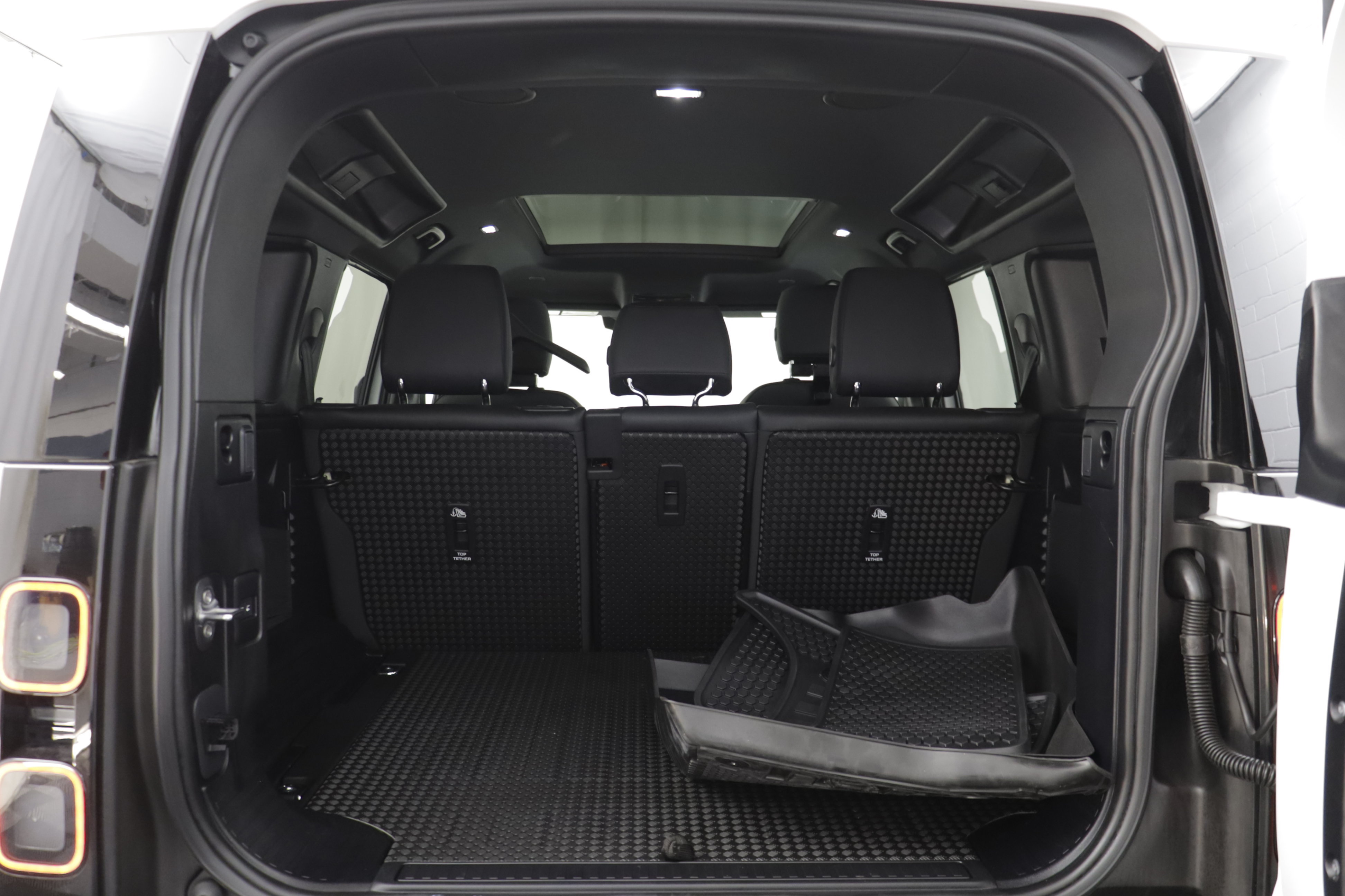 Certified 2026 Land Rover Defender 110 X-Dynamic SE AWD/4WD image 19