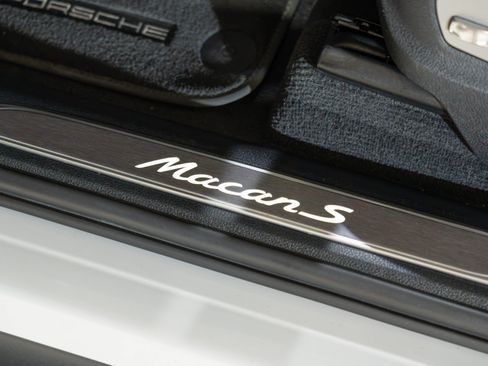 Certified 2022 Porsche Macan S AWD/4WD image 11