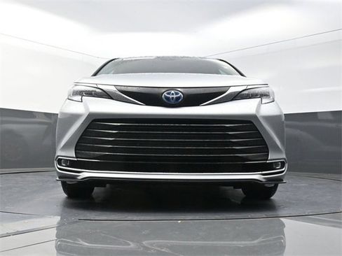 Used 2024 Toyota Sienna XLE image 25
