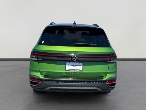 Used 2025 Volkswagen Taos SE FWD image 4