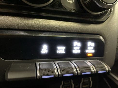 Used 2020 RAM 1500 4x4 Crew Cab image 34