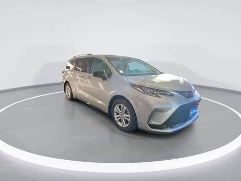 Used 2022 Toyota Sienna XSE AWD/4WD image 2