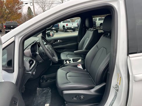 New 2026 Chrysler Pacifica Select image 12
