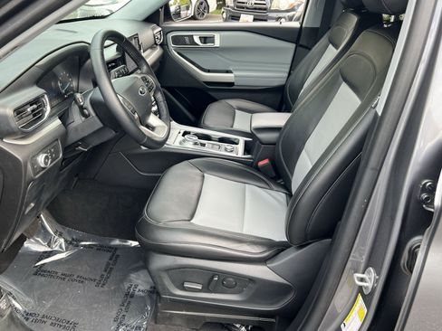 Used 2022 Ford Explorer XLT w/ Equipment Group 202A AWD/4WD image 39