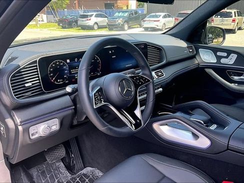 Used 2025 Mercedes-Benz GLS 450 4MATIC image 5