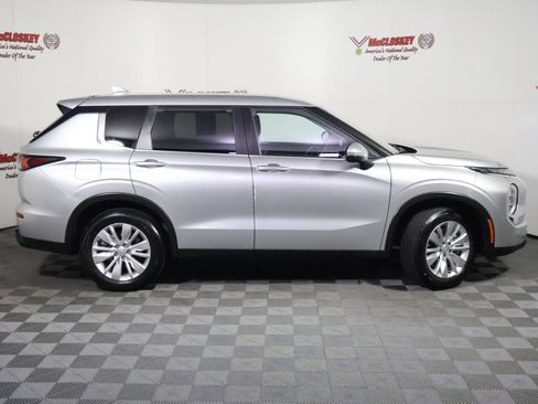 Used 2025 Mitsubishi Outlander ES AWD/4WD image 3