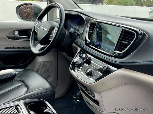 Used 2021 Chrysler Pacifica Touring-L image 24
