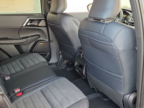 New 2026 Mitsubishi Outlander SE image 30