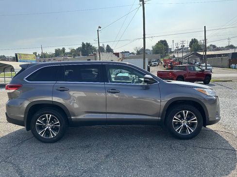 Used 2019 Toyota Highlander Plus AWD/4WD image 10