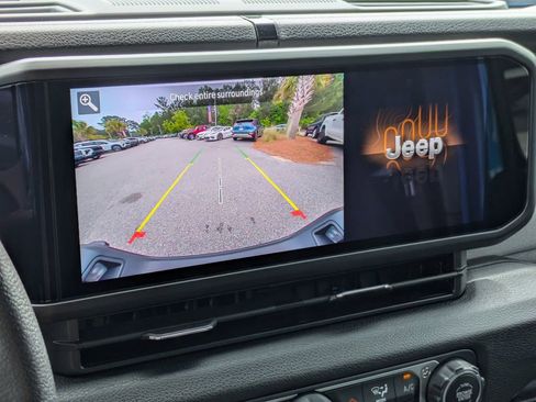 Used 2025 Jeep Gladiator Sport AWD/4WD image 21