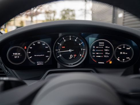 Certified 2022 Porsche 911 Carrera image 9