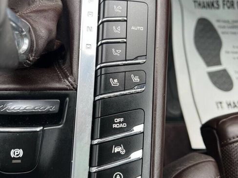 Used 2017 Porsche Macan Turbo image 30