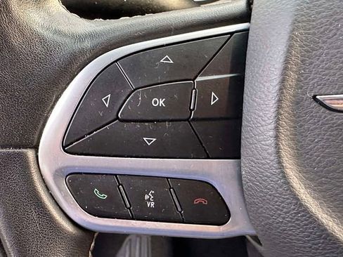 Used 2022 Chrysler Pacifica Touring-L w/ Uconnect Theater Family Group FWD image 25