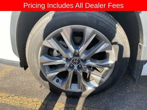 Used 2023 Toyota Highlander Limited AWD/4WD image 2