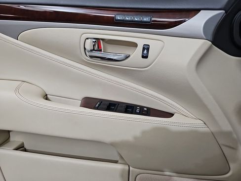 Used 2016 Lexus LS 460 w/ Comfort Package RWD image 30