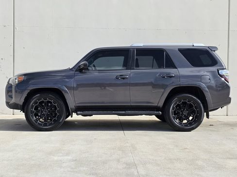 Used 2018 Toyota 4Runner SR5 RWD image 2