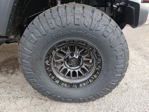 New 2025 Jeep Gladiator Sport image 11