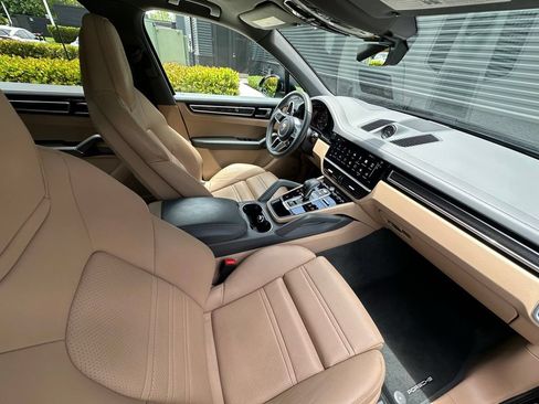 Certified 2023 Porsche Cayenne AWD/4WD image 43