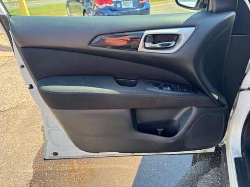 Used 2017 Nissan Pathfinder SV AWD/4WD image 16