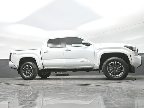 Used 2024 Toyota Tacoma TRD Sport AWD/4WD image 28