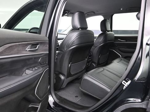 Used 2023 Jeep Grand Cherokee Limited w/ Black Appearance Package AWD/4WD image 22