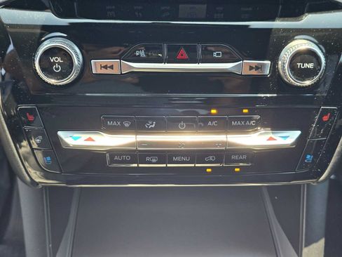 Used 2023 Ford Explorer Platinum w/ Premium Technology Package AWD/4WD image 30