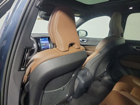 Used 2022 Volvo XC60 B5 Momentum w/ Advanced Package image 19