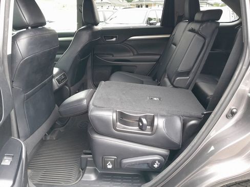 Used 2017 Toyota Highlander XLE AWD/4WD image 35