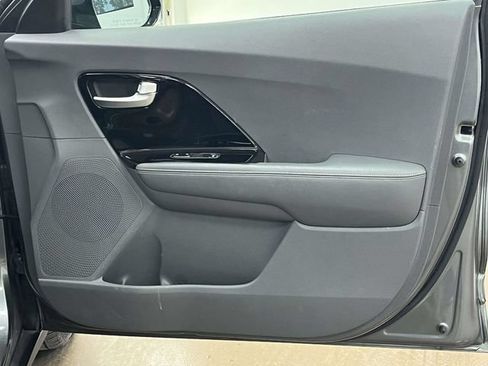 Used 2017 Kia Niro EX FWD image 25