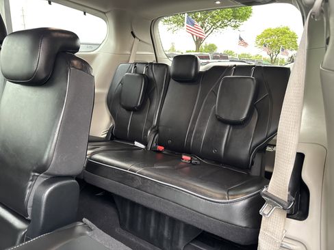 Used 2018 Chrysler Pacifica Limited w/ Advanced Safetytec Group FWD image 33