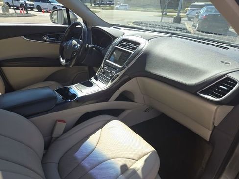 Used 2017 Lincoln MKX Reserve w/ Lincoln MKX Climate Package image 19