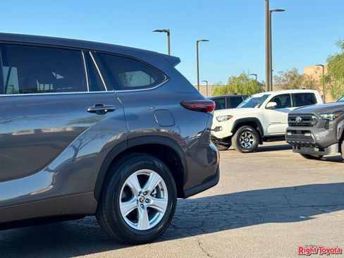 Certified 2025 Toyota Highlander LE FWD image 11