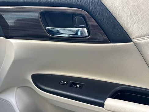 Used 2017 Honda Accord EX-L image 19