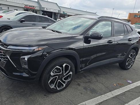 Used 2025 Chevrolet Trax RS FWD image 2