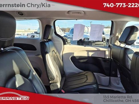 Used 2023 Chrysler Pacifica Touring-L image 28
