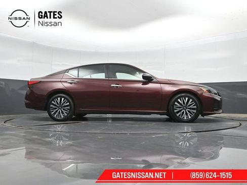 Used 2025 Nissan Altima 2.5 SV FWD image 36