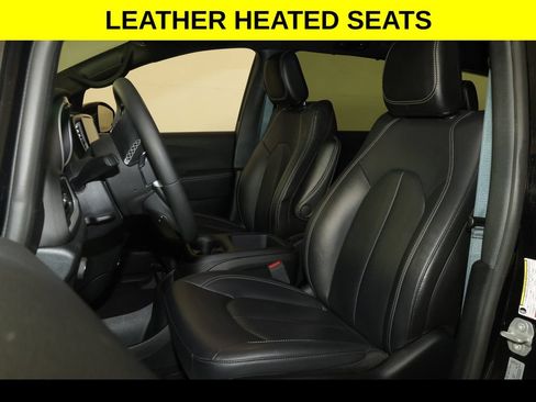 Used 2025 Chrysler Pacifica Select FWD image 3