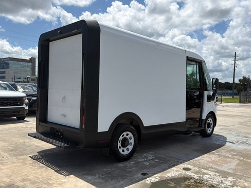 Used 2024 Chevrolet Brightdrop 400 w/ Commercial Equipment Package AWD/4WD image 9
