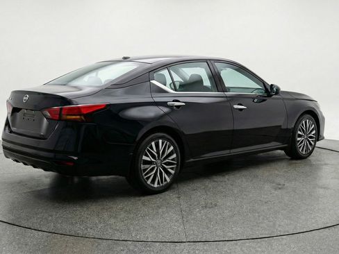 Used 2025 Nissan Altima 2.5 SV image 9