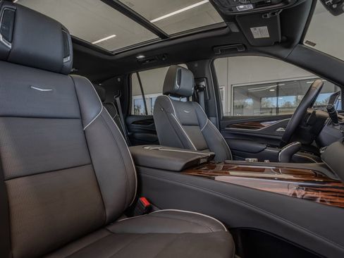 Used 2024 Cadillac Escalade Premium Luxury AWD/4WD image 32