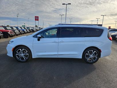 New 2026 Chrysler Pacifica Pinnacle w/ Trailer Tow Group