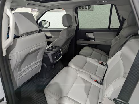 Used 2025 Ford Expedition Active image 13