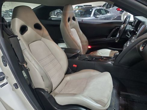 Used 2013 Nissan GT-R Premium image 14