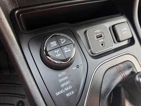 Used 2021 Jeep Cherokee Trailhawk w/ Trailer Tow Group AWD/4WD image 34