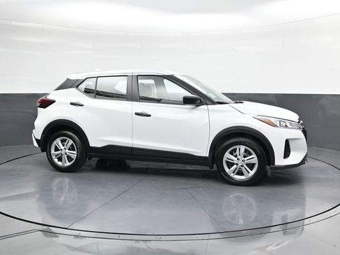 Certified 2025 Nissan Kicks Play S FWD image 4