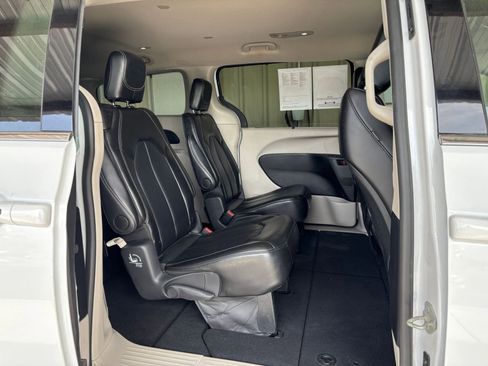 Used 2024 Chrysler Pacifica Touring-L image 28