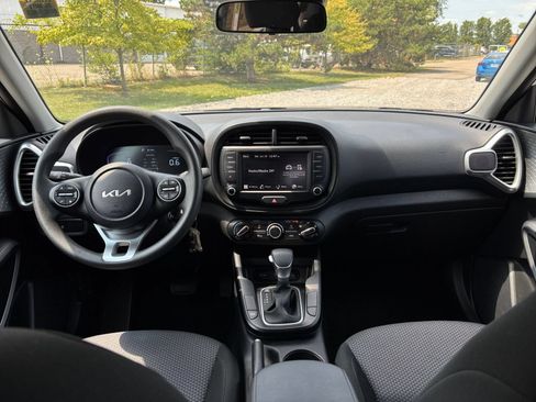 Used 2025 Kia Soul LX w/ LX Technology Package FWD image 32