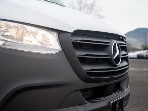 Used 2025 Mercedes-Benz Sprinter 2500 image 15
