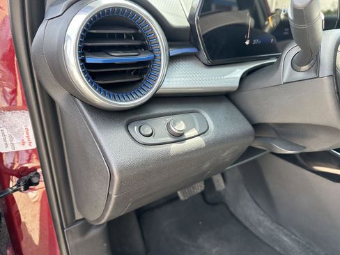 Used 2025 Chevrolet Trax LT w/ LT Convenience Package FWD image 21